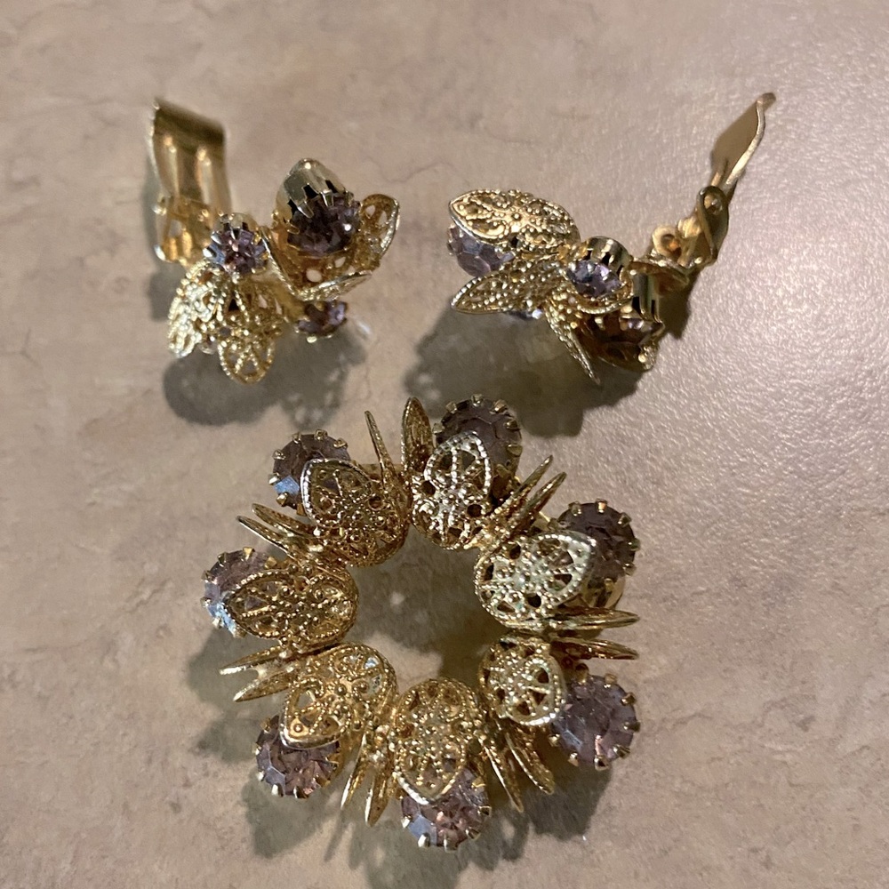 Vntg Art Nouveau Purple Crystals Goldtone Filigree Pin/clip earring set.